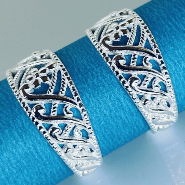 Net Pattern Band Design Toe Rings With Flower At The Top In Silver