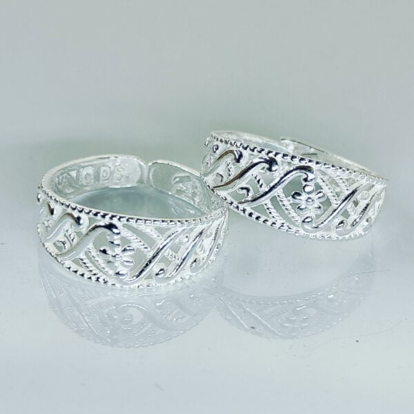 Net Pattern Band Design Toe Rings With Flower At The Top In Silver