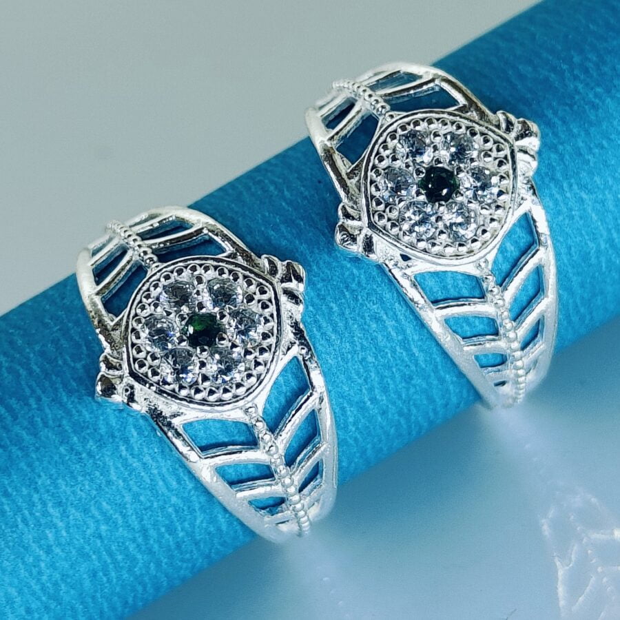 Oval Shaped Toe Ring With Green And White Zirconia Stone In Silver