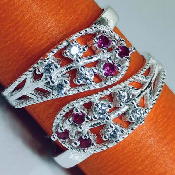 Leaf Pattern Toe Ring With White And Pink Zirconia Stones In Silver