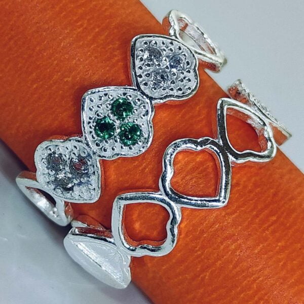 Square Pattern Band Design Toe Rings With White And Green Zirconia Stones In Silver