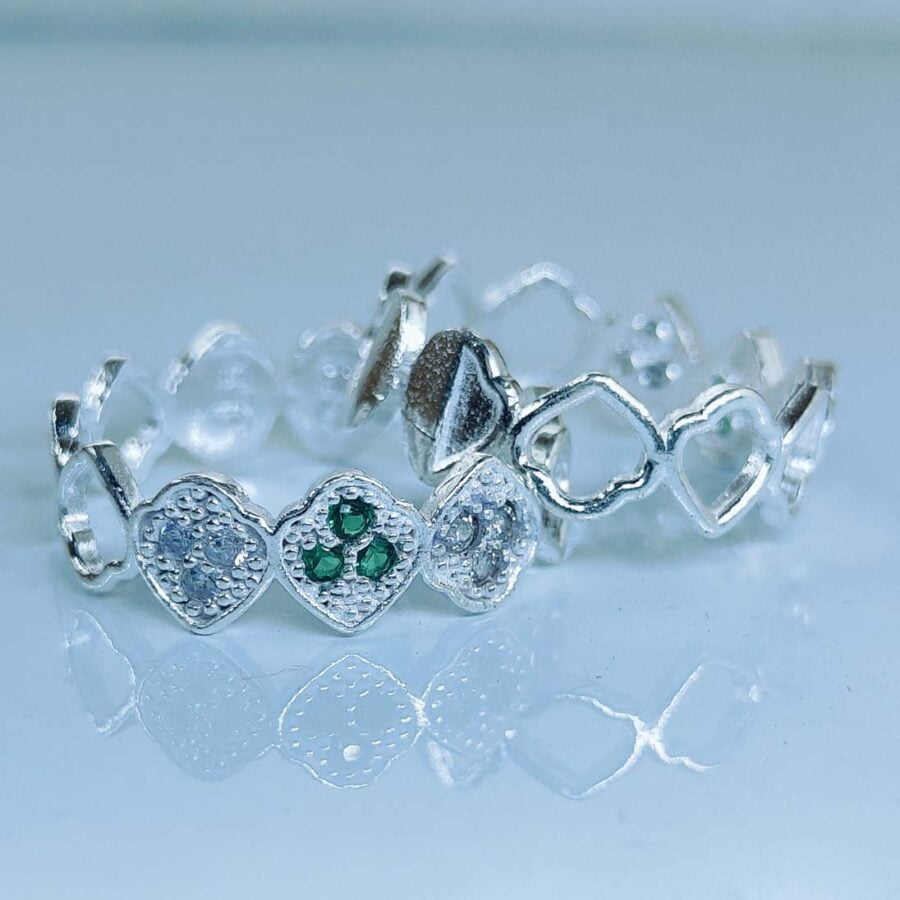 Square Pattern Band Design Toe Rings With White And Green Zirconia Stones In Silver