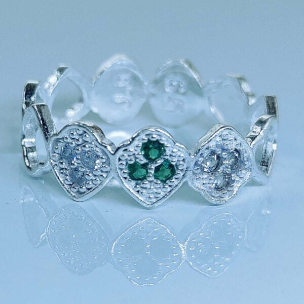 Square Pattern Band Design Toe Rings With White And Green Zirconia Stones In Silver