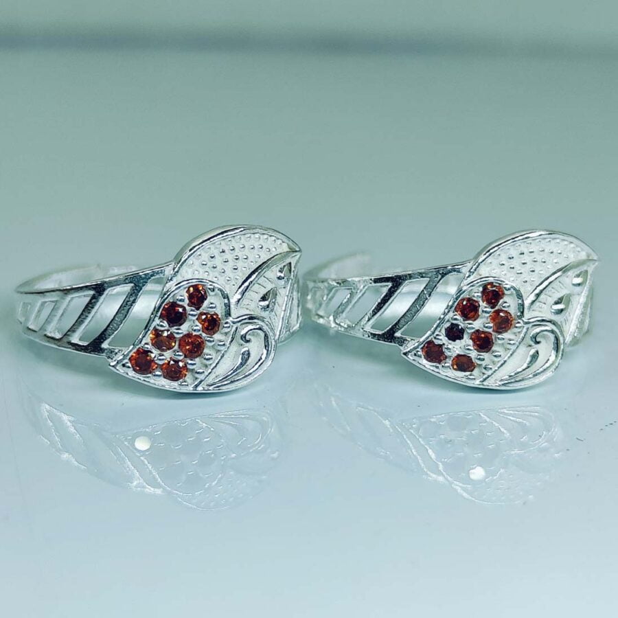 Shankh Shape Toe Ring With Peach Color Zirconia Stones In Silver