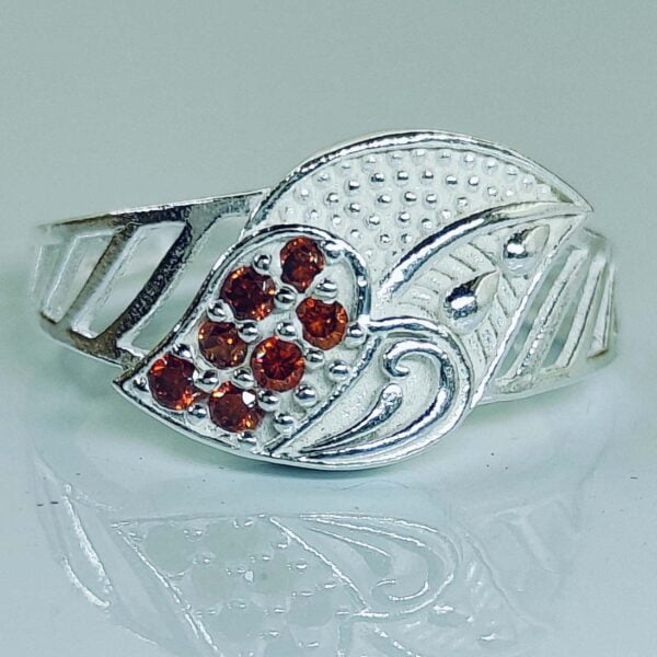 Shankh Shape Toe Ring With Peach Color Zirconia Stones In Silver