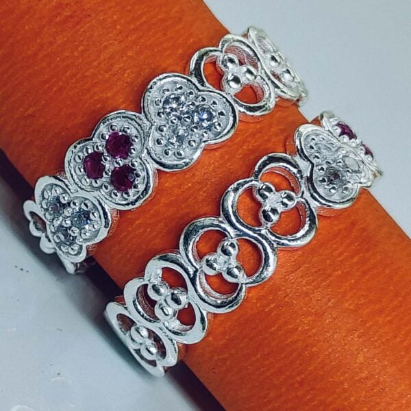 Net Pattern Band Design Toe Rings With White And Pink Zirconia Stones In Silver