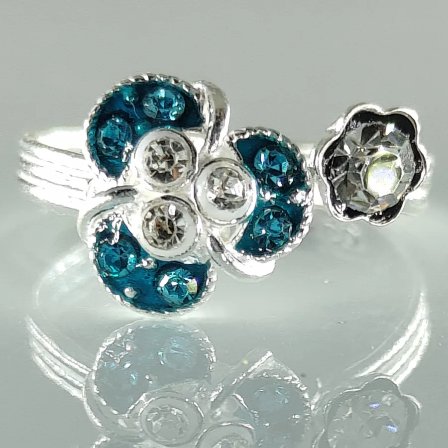 Front Lock Toe Ring With Sky Blue And White Zirconia Stones Arranged In Triangle Shape - Image 2