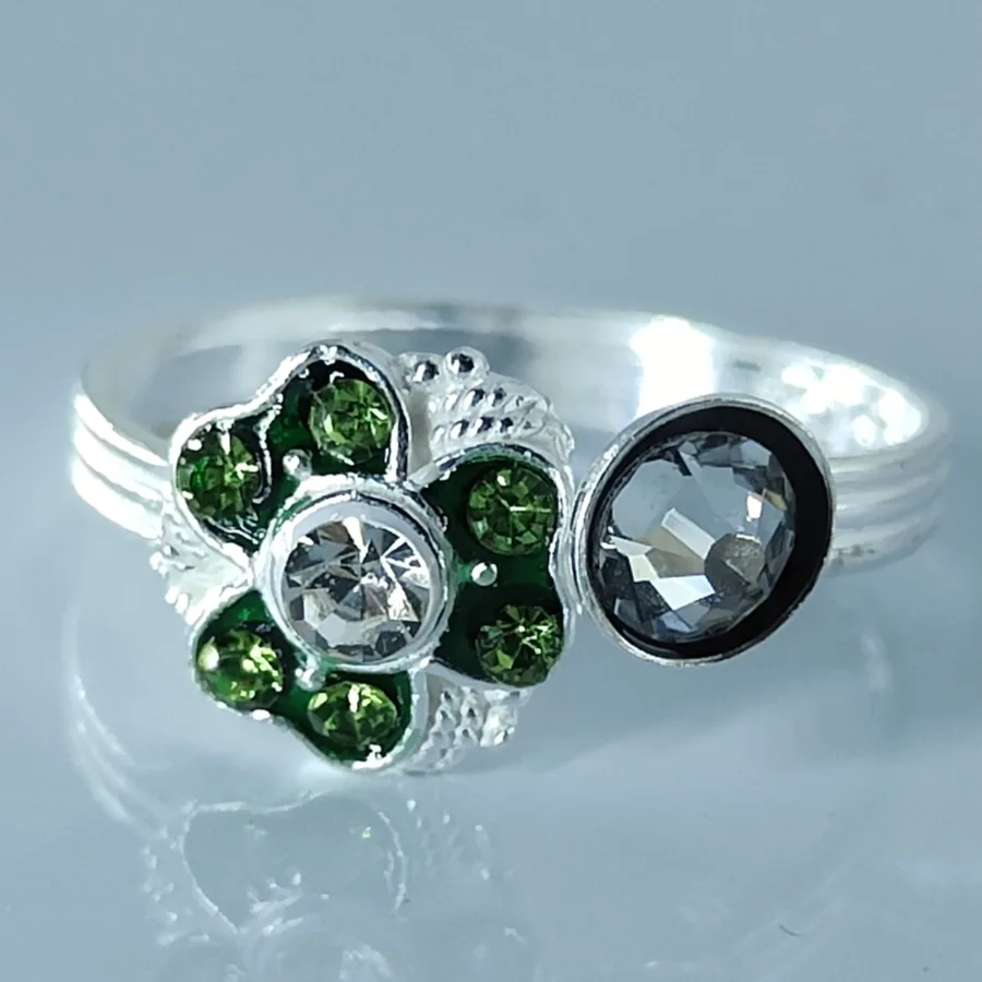 Front Lock Toe Ring With Green Zirconia Stones Arranged In Flower Shape - Image 3