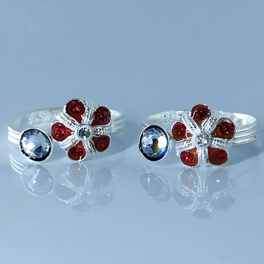 Front Lock Toe Ring With Red Zirconia Stones Arranged In Flower Shape - Image 3