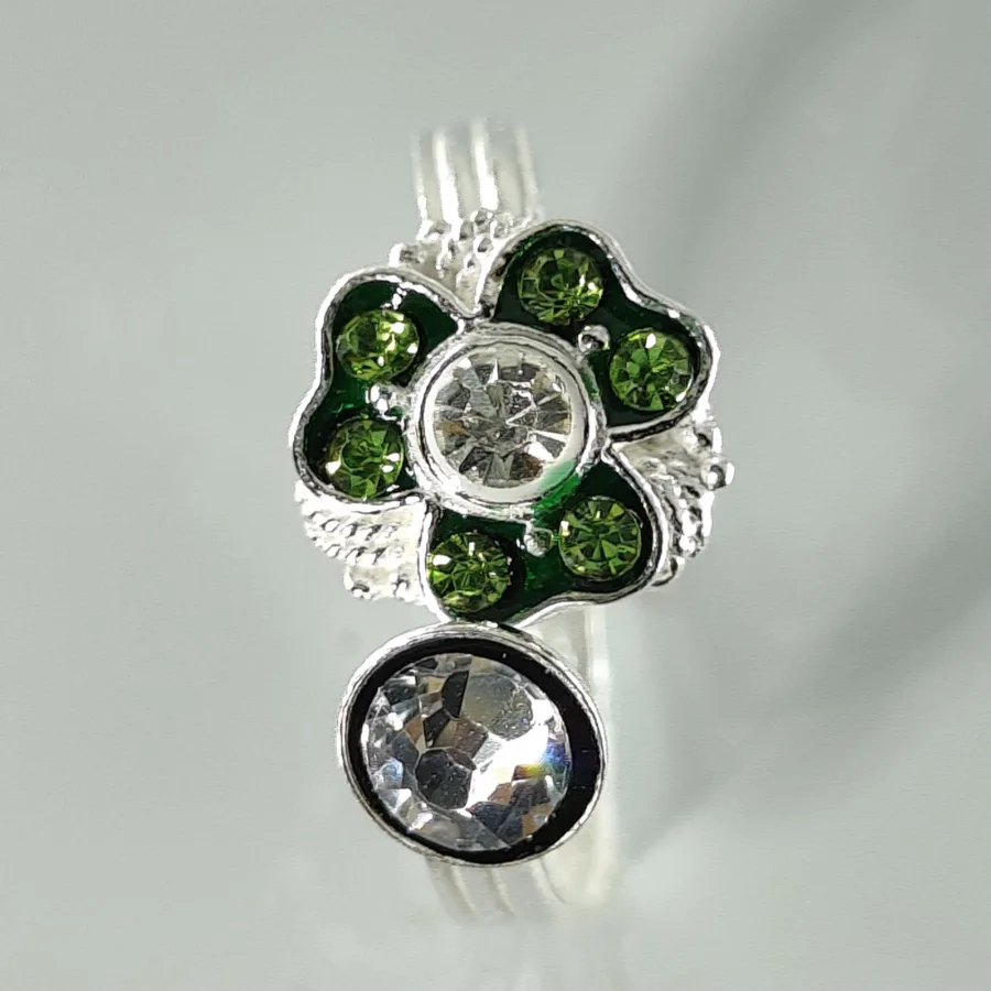 Front Lock Toe Ring With Green Zirconia Stones Arranged In Flower Shape