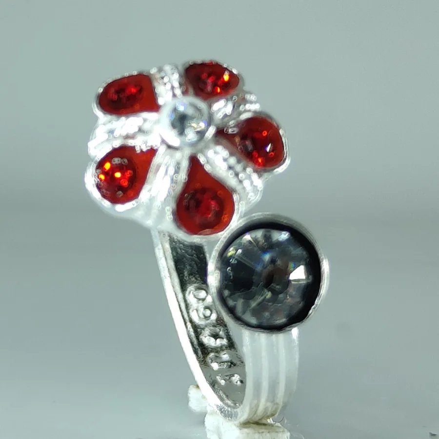 Front Lock Toe Ring With Red Zirconia Stones Arranged In Flower Shape - Image 4