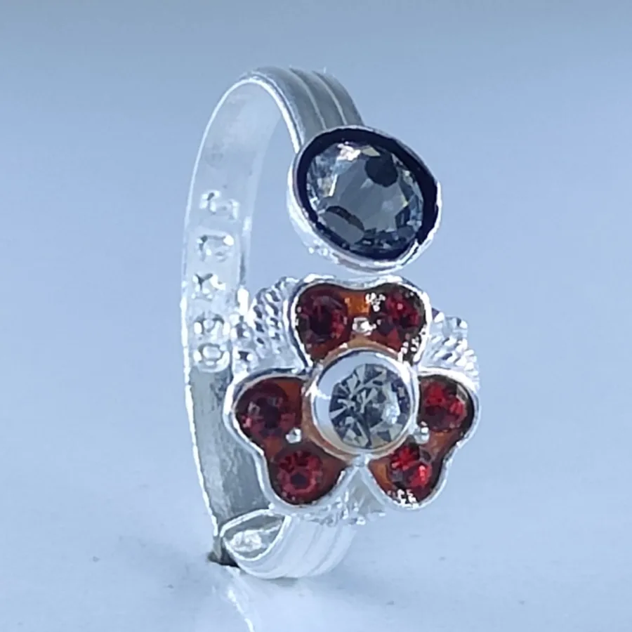 Front Lock Toe Ring With Red Zirconia Stones Arranged In Flower Shape - Image 3