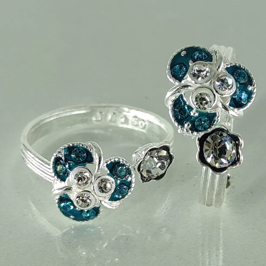 Front Lock Toe Ring With Sky Blue And White Zirconia Stones Arranged In Triangle Shape - Image 3